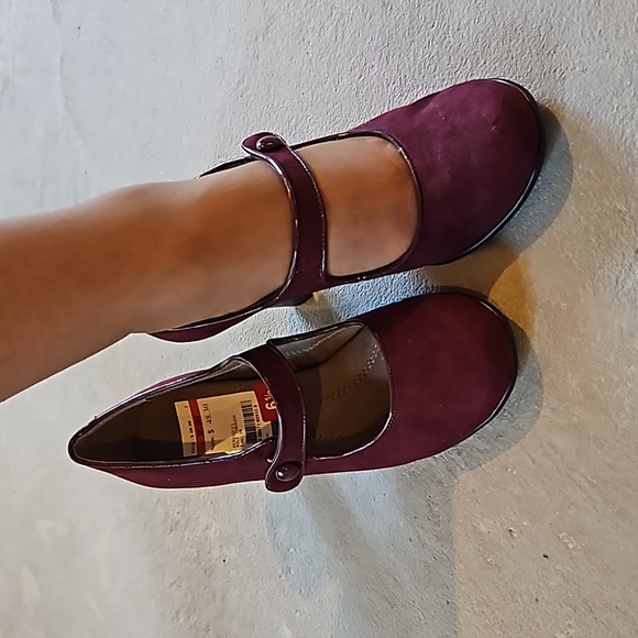 Brand New Aerosoles Burgundy suede heels with strap - Picture 2 of 6